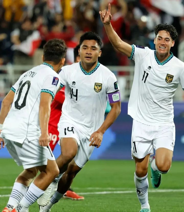 Selebrasi para pemain Timnas Indonesia usai Asnawi Mangkualam sukses menceploskan bola ke gawang Vietnam lewat titik putih. Foto : Instagram @timnasindonesia