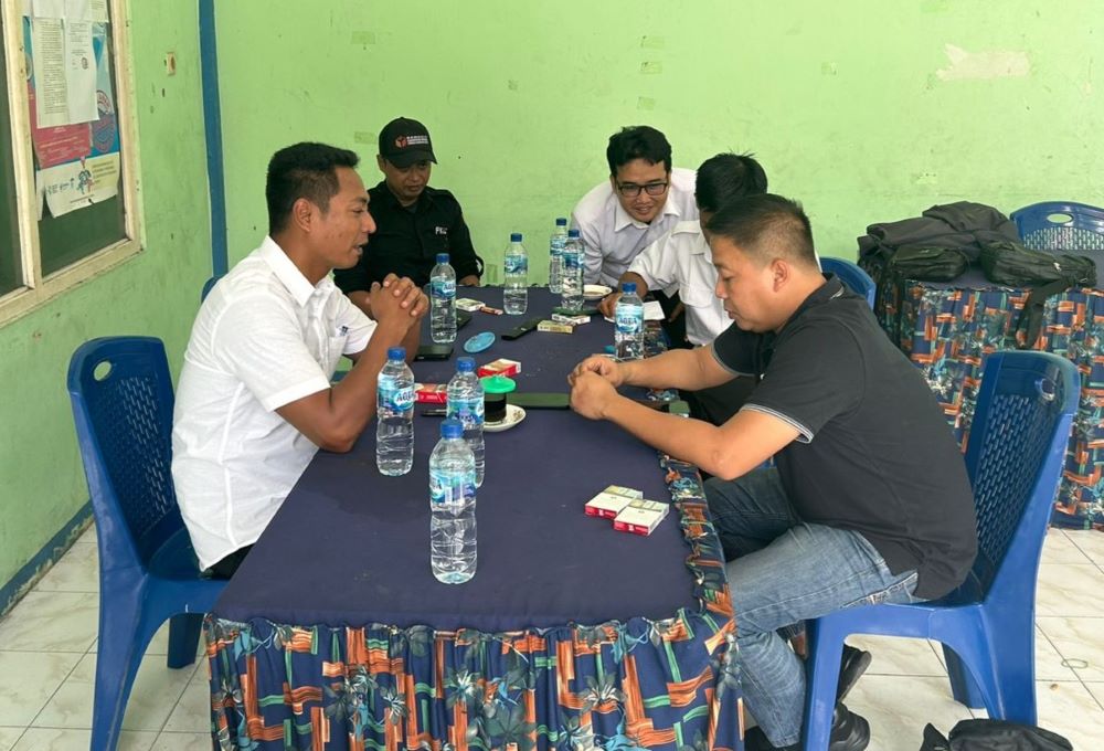 Sejumlah kades diperiksa oleh pihak Bawaslu Kabupaten Gresik, Jawa Timur karena terindikasi melakukan pelanggaran Pemilu 2024. Foto: Bawaslu Gresik