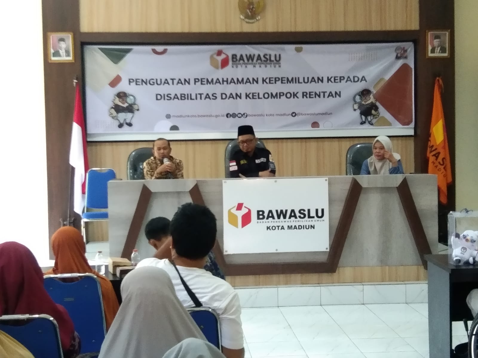 Bawaslu menggelar sosialisasi penguatan kepemiluan bagi kelompok disabilitas dan lansia, Selasa (30/1/2024). Foto: Bormanto/Neumedia.id