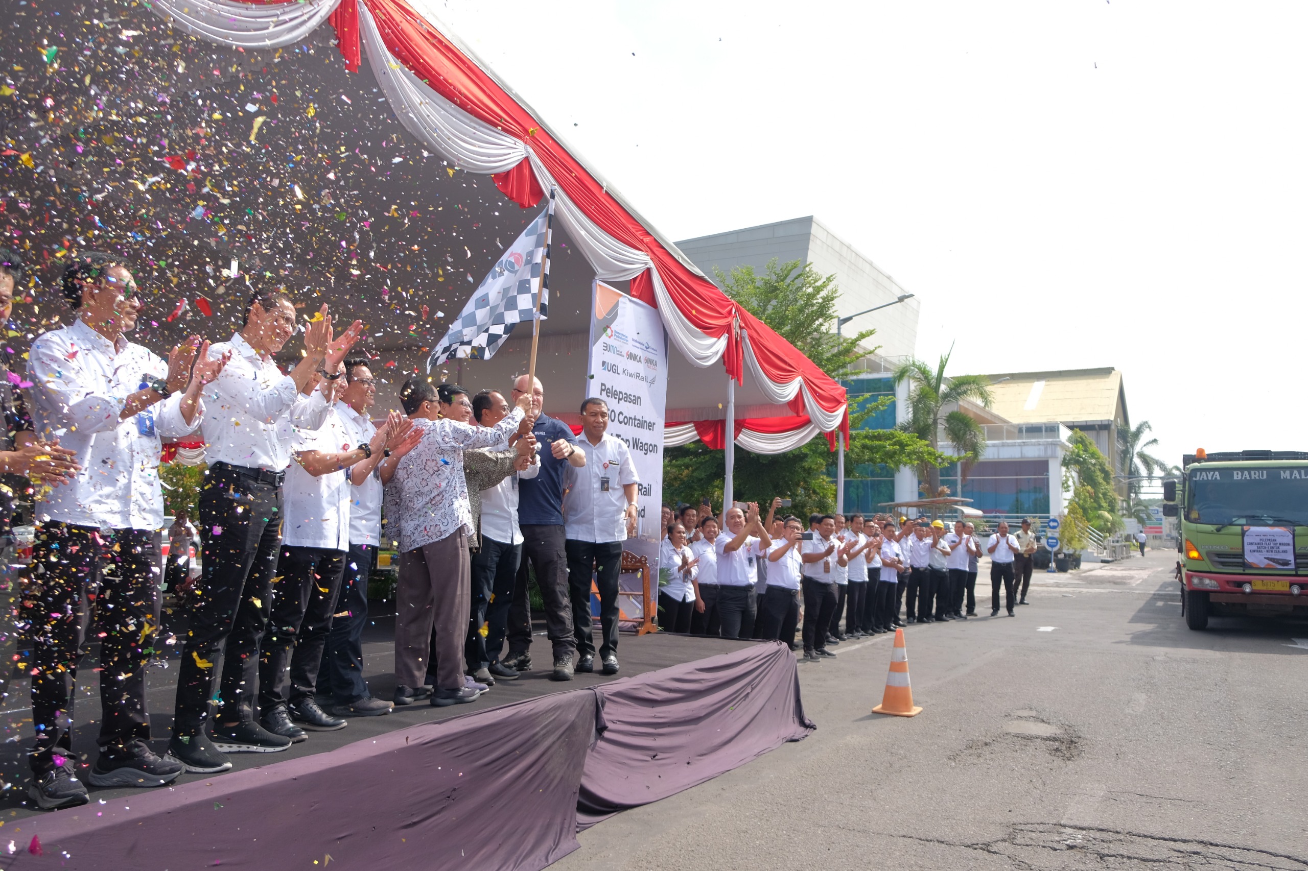 Pemberangkatan gerbong barang dari Kantor PT INKA ke Selandia Baru, Kamis (31/1/2024). Foto: PT INKA