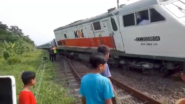 Lokomotif kereta Pandulangan relasi Gambir – Surabaya – Jember anjlok di Stasiun Tanggulangin, Sidoarjo, Jawa Timur, Minggu (14/1/2024) pagi. Foto:Ist 