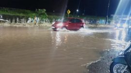 Jalur alternatif Madiun-Caruban di Kelurahan Pilangbango, Kecamatan Kartoharjo, Kota Madiun tertutup banjir, Minggu (25/2/2023) malam. Foto: Ist