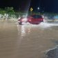 Jalur alternatif Madiun-Caruban di Kelurahan Pilangbango, Kecamatan Kartoharjo, Kota Madiun tertutup banjir, Minggu (25/2/2023) malam. Foto: Ist