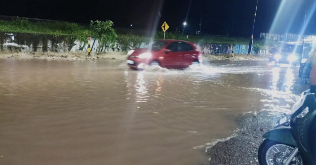 Jalur alternatif Madiun-Caruban di Kelurahan Pilangbango, Kecamatan Kartoharjo, Kota Madiun tertutup banjir, Minggu (25/2/2023) malam. Foto: Ist