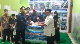 Aliansi Mahasiswa Kabupaten Madiun, menyambangi para anak yatim piatu di Yayasan Panti Asuhan Lentera Hati, Desa Sewulan, Kecamatan Dagangan, Kabupaten Madiun. Foto : Ist