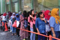Sejumlah Pekerja Migran Indonesia di Hong Kong sedang mengantre untuk melakukan pemungutan suara pemilu. Foto: Migrant Care