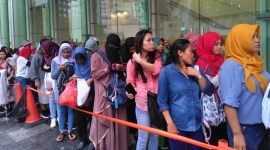 Sejumlah Pekerja Migran Indonesia di Hong Kong sedang mengantre untuk melakukan pemungutan suara pemilu. Foto: Migrant Care