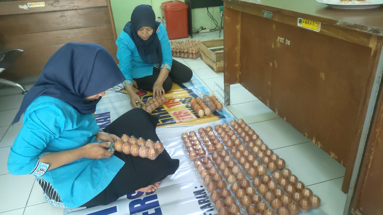 Telur ayam hasil produksi peternak di Kecamatan Plaosan, Magetan dikemas sebelum dibagikan kepada balita berpotensi stunting di Magetan. Foto: Fat/neumedia.id