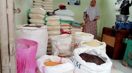 Beras program SPHP kosong di salah satu kios pedagang di Pasar Caruban Baru, Kabupaten Madiun, Jawa Timur, Selasa (20/2/2024). Foto: Nofika D. Nugroho/Neumedia.id