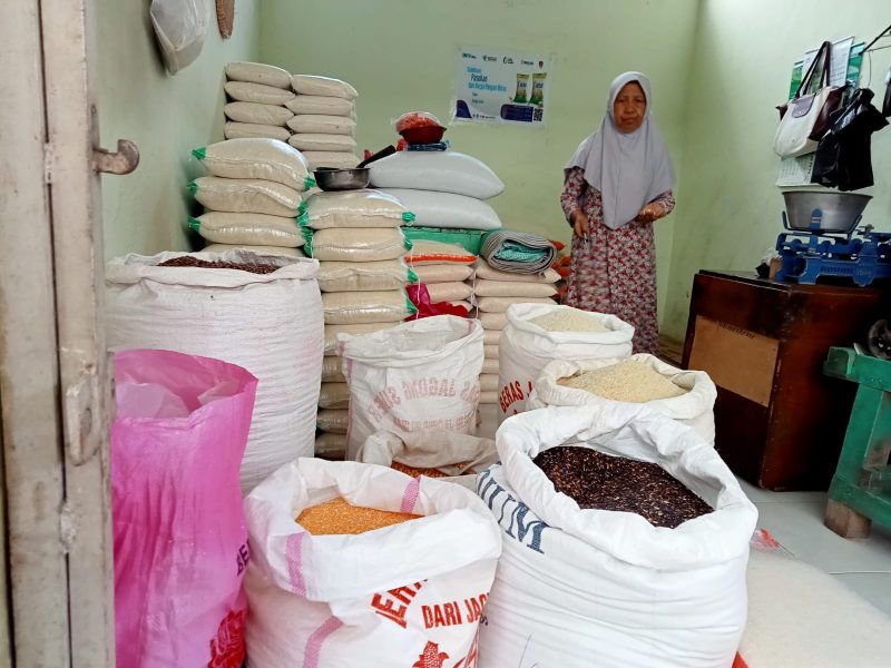 Beras program SPHP kosong di salah satu kios pedagang di Pasar Caruban Baru, Kabupaten Madiun, Jawa Timur, Selasa (20/2/2024). Foto: Nofika D. Nugroho/Neumedia.id
