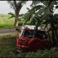 Sebuah mobil terperosok ke selokan di tepi jalan raya Ngawi-Jogorogo, Senin (26/2/2024). Foto:Ist
