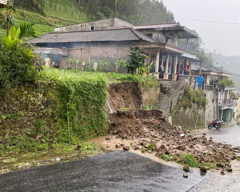 Talud lahan pertanian di Kabupaten Magetan longsor, Selasa (27/2/2024) siang. Foto: Ist