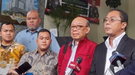 Rektor nonaktif Universitas Pancasila (UP), Edie Toet Hendratno (ETH) (jaket merah) rampung menjalani pemeriksaan kasus dugaan pelecehan seksual terhadap karyawannya RZ (42) dan DD di Polda Metro Jaya Kamis (29/2/2024). Foto: Neumedia.id/Ilham
