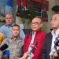 Rektor nonaktif Universitas Pancasila (UP), Edie Toet Hendratno (ETH) (jaket merah) rampung menjalani pemeriksaan kasus dugaan pelecehan seksual terhadap karyawannya RZ (42) dan DD di Polda Metro Jaya Kamis (29/2/2024). Foto: Neumedia.id/Ilham