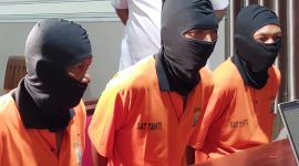 Tiga tersangka judi sedang diiterogasi penyidik Satreskrim Polres Magetan. Satu dari tiga tersangka itu adalah Kades Pojok. Foto: Neumedia.id