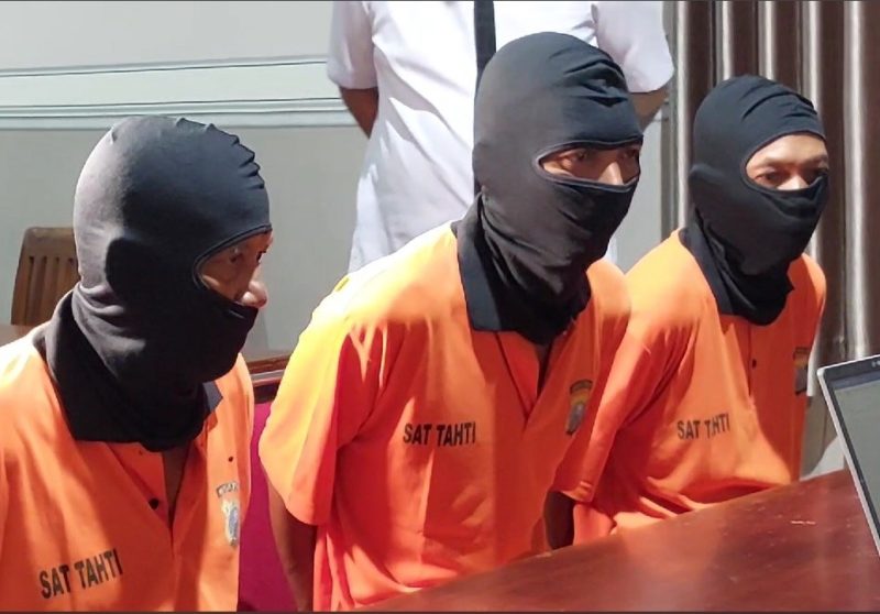 Tiga tersangka judi sedang diiterogasi penyidik Satreskrim Polres Magetan. Satu dari tiga tersangka itu adalah Kades Pojok. Foto: Neumedia.id