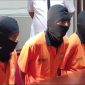 Tiga tersangka judi sedang diiterogasi penyidik Satreskrim Polres Magetan. Satu dari tiga tersangka itu adalah Kades Pojok. Foto: Neumedia.id