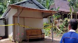 Rumah warga di Desa/Kecamatan Bringin, Kabupaten Ngawi yang menjadi lokasi kematian Suminten dipasangi garis polisi. Foto: Ist