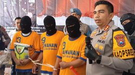 Kapolres Madiun AKBP Muhammad Ridwan saat memberikan keterangan pers kasus perampokan truk boks bermuatan rokok senilai Rp3,1 miliar di Mapolres Madiun, Sabtu (2/3/2024). Foto: Neumedia.id/Bormanto