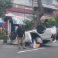Toyota Calya terbalik setelah melintasi marka dan menabrak pohon di jalanan Magetan, Sabtu (2/3/2024). Foto: Neumedia.id/Fatihah