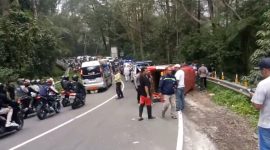 Satu unit Isuzu Elf terguling di jalan tembus Sarangan, Magetan, Minggu (3/3/2024). Foto:Ist