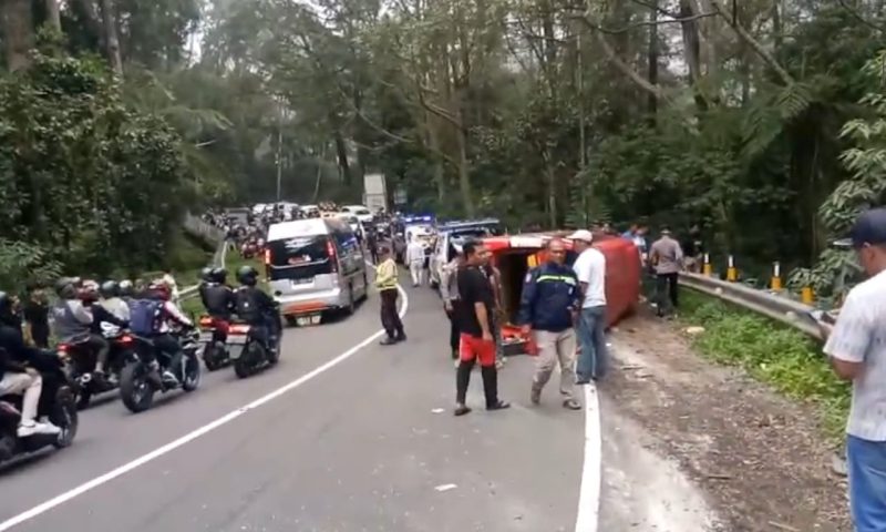 Satu unit Isuzu Elf terguling di jalan tembus Sarangan, Magetan, Minggu (3/3/2024). Foto:Ist
