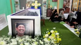 Jenazah Christian Barata Nugraha atau Polo Srimulat saat disemayamkan di rumah duka di Desa Kertosari, Geger, Kabupaten Madiun, Kamis (7/3/2024). Foto: Neumedia.id/Nofika