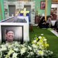 Jenazah Christian Barata Nugraha atau Polo Srimulat saat disemayamkan di rumah duka di Desa Kertosari, Geger, Kabupaten Madiun, Kamis (7/3/2024). Foto: Neumedia.id/Nofika