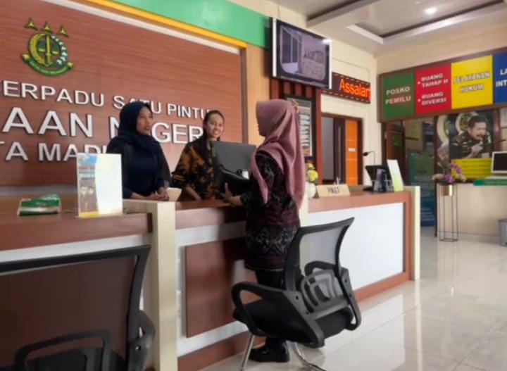 Lurah Kanigoro Dyah Ayu Nawang Wulan memenuhi panggilan Kejari Kota Madiun, Jumat (8/3/2024). Foto : Neumedia.id/Bormanto