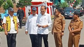 Presiden Joko Widodo (tengah) bersama Menteri PUPR Basuki Hadimuljono (kiri), Menteri Pertahanan Prabowo Subianto (dua dari kiri), Pj Gubernur Jatim Adhy Karyono (dua dari kanan) dan Pj Bupati Madiun Tontro Pahlawanto di lokasi peremian proyek Inpres jalan di jalan raya Dungus-Kota Madiun, Jumat (8/3/2024). Foto: Neumedia.id/Nofika