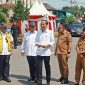 Presiden Joko Widodo (tengah) bersama Menteri PUPR Basuki Hadimuljono (kiri), Menteri Pertahanan Prabowo Subianto (dua dari kiri), Pj Gubernur Jatim Adhy Karyono (dua dari kanan) dan Pj Bupati Madiun Tontro Pahlawanto di lokasi peremian proyek Inpres jalan di jalan raya Dungus-Kota Madiun, Jumat (8/3/2024). Foto: Neumedia.id/Nofika