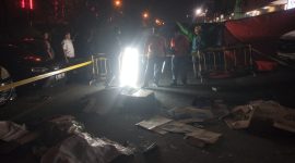 Petugas kepolisian melakukan identifikasi terhadap jasad satu keluarga yang melompat dari apartemen di Penjaringan, Jakarta, Sabtu (9/3/2024). Foto/Istimewa