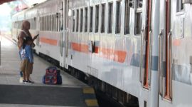 Calon penumpang saat hendak naik kereta api di Statiun Madiun. Foto: PT KAI Daop 7 Madiun