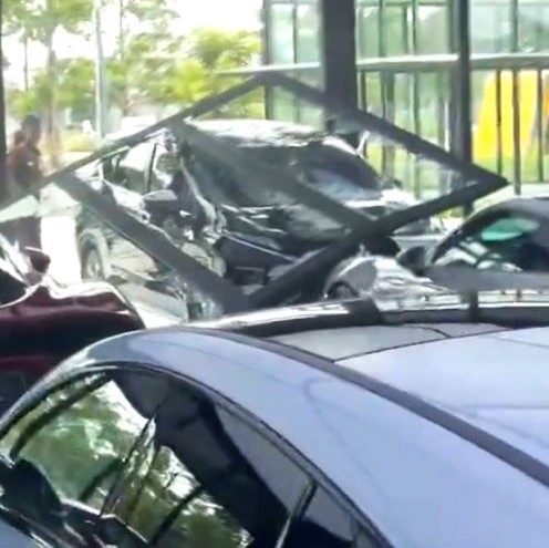 Showroom mobil mewah ditabrak Mitsubushi Xpander di Pantai Indah Kapuk (PIK) 2, Teluk Naga Kota Tangerang, Banten Foto: Ist