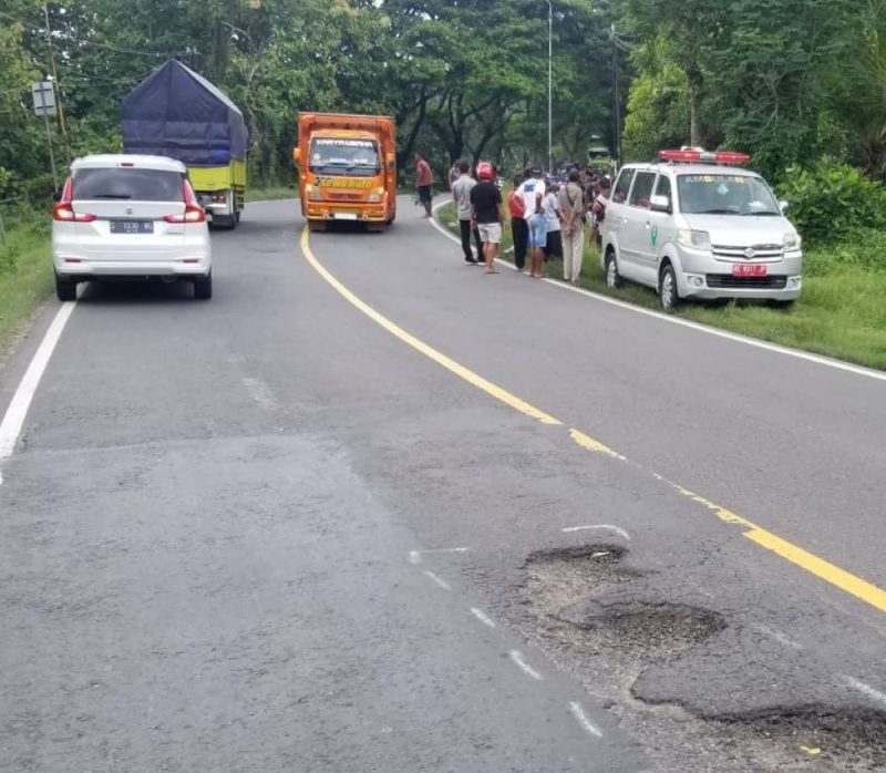 suasana jalan raya Ngawi-Solo yang menjadi lokasi kecelakaan maut, Sabtu (16/3/2024) siang. Foto: Ist
