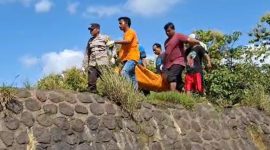 Petugas kepolisian bersama warga mengevakuasi jasad pemuda yang ditemukan mengambang di dam sungai wilayah Kabupaten Ngawi, Jawa Timur. Foto: Neumedia.id/Fatihah
