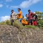 Petugas kepolisian bersama warga mengevakuasi jasad pemuda yang ditemukan mengambang di dam sungai wilayah Kabupaten Ngawi, Jawa Timur. Foto: Neumedia.id/Fatihah
