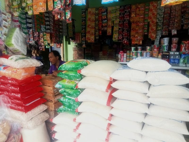 Seorang pedagang sedang menunggu pelanggan yang datang ke tokok sembako di kawasan Pasar Sayur Caruban, Kabupaten Madiun. Foto: Neumedia.id/Nofika D.Nugroho