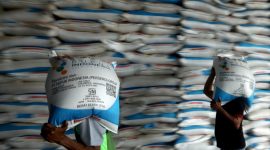 Aktivitas di gudang pupuk PT Pupuk Indonesia. Foto: Ist