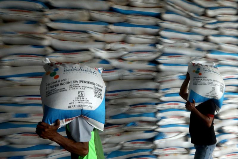 Aktivitas di gudang pupuk PT Pupuk Indonesia. Foto: Ist
