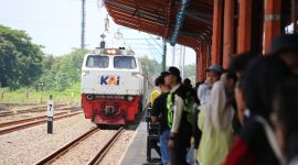 Suasana di Stasiun Madiun saat musim arus mudik dan balik Lebaran. Foto: ist