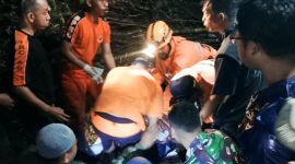 Petugas gabungan sedang mengevakuasi korban yang tertimpa rumpun bambu di Kabupaten Magetan, Minggu (21/4/2024) sore. 
