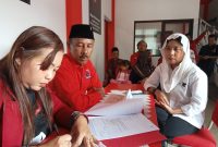 Ghina Rabbata Wasisto (kanan) saat menyerahkan kembali berkas pendaftaran Bacabup-Bacawabup Madiun di DPC PDI Perjuangan Kota Madiun, Kamis (9/5/2024). Foto: Neumedia.id/Bormanto