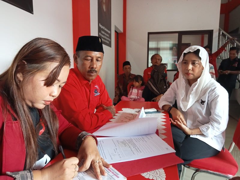 Ghina Rabbata Wasisto (kanan) saat menyerahkan kembali berkas pendaftaran Bacabup-Bacawabup Madiun di DPC PDI Perjuangan Kota Madiun, Kamis (9/5/2024). Foto: Neumedia.id/Bormanto