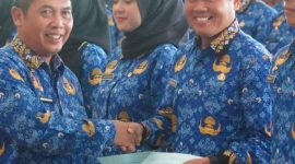 Pj Bupati Madiun Tontro Pahlawanto (kiri) saat memberikan SK pengangkatan ASN di Pendopo Ronggo Djumeno, Caruban, Kabupaten Madiun, Jumat (17/5/2024). Foto: Neumedia.id/Bormanto