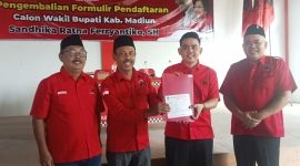 Ketua BMI Kabupaten Madiun Shandika Ratna Ferryantiko (dua dari kanan) dan jajaran pengurus DPC PDIP Kabupaten Madiun menunjukkan berkas pendaftaran kandidat Bacawabup Madiun, Sabtu (18/5/2024). Foto: Neumedia.id/Bormanto  