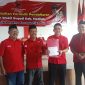 Ketua BMI Kabupaten Madiun Shandika Ratna Ferryantiko (dua dari kanan) dan jajaran pengurus DPC PDIP Kabupaten Madiun menunjukkan berkas pendaftaran kandidat Bacawabup Madiun, Sabtu (18/5/2024). Foto: Neumedia.id/Bormanto  