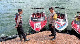 Petugas kepolisian mengecek kondisi speedboat yang mengalami kecelakaan di Telaga Sarangan, Kabupaten Magetan, Minggu (19/5/2025). Foto: Ist