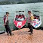 Petugas kepolisian mengecek kondisi speedboat yang mengalami kecelakaan di Telaga Sarangan, Kabupaten Magetan, Minggu (19/5/2025). Foto: Ist