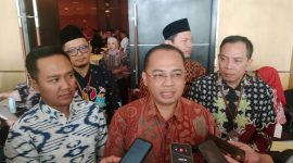 Penjabat (Pj) Wali Kota Madiun Eddy Supriyanto saat memberikan keterangan kepada sejumlah jurnalis usai usai menghadiri pelantikan Pengawas Kelurahan se-Kota Madiun di Hotel Aston, Minggu (2/6/2024). Foto: Neumedia.id/Bormanto